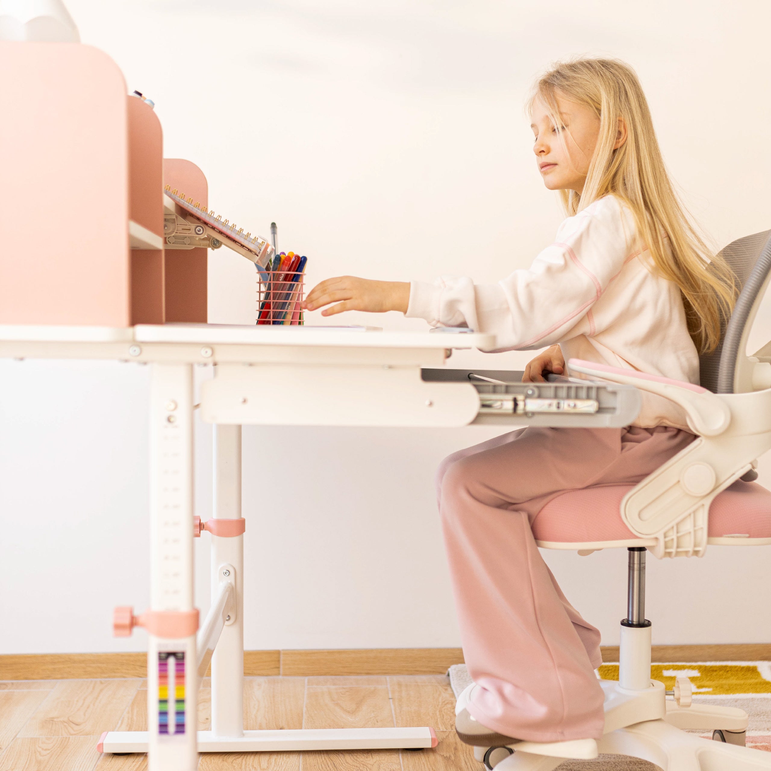 Birou ergonomic pentru copii Mark Adler Study 5.0 Pink 90 cm