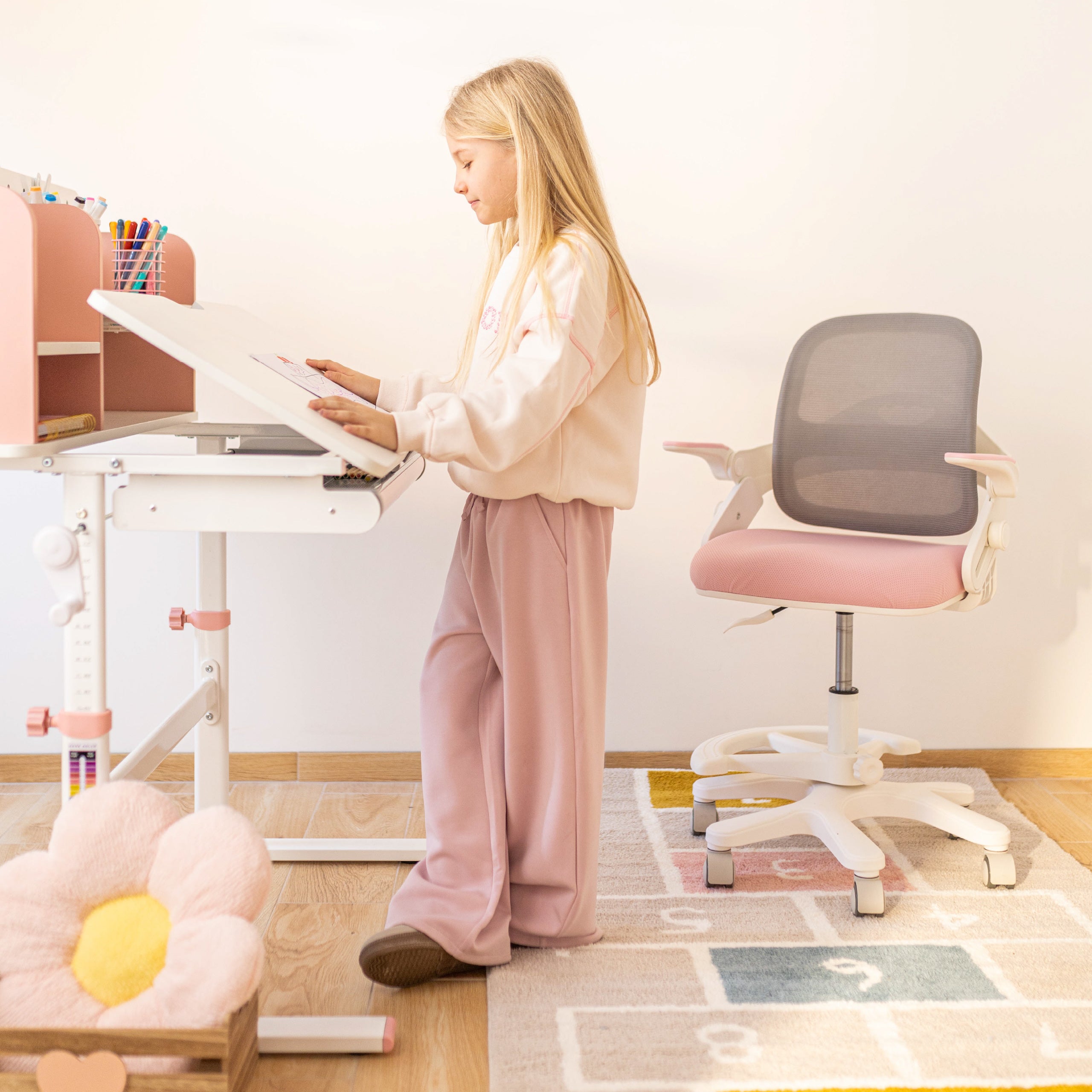 Birou ergonomic pentru copii Mark Adler Study 5.0 Pink 90 cm