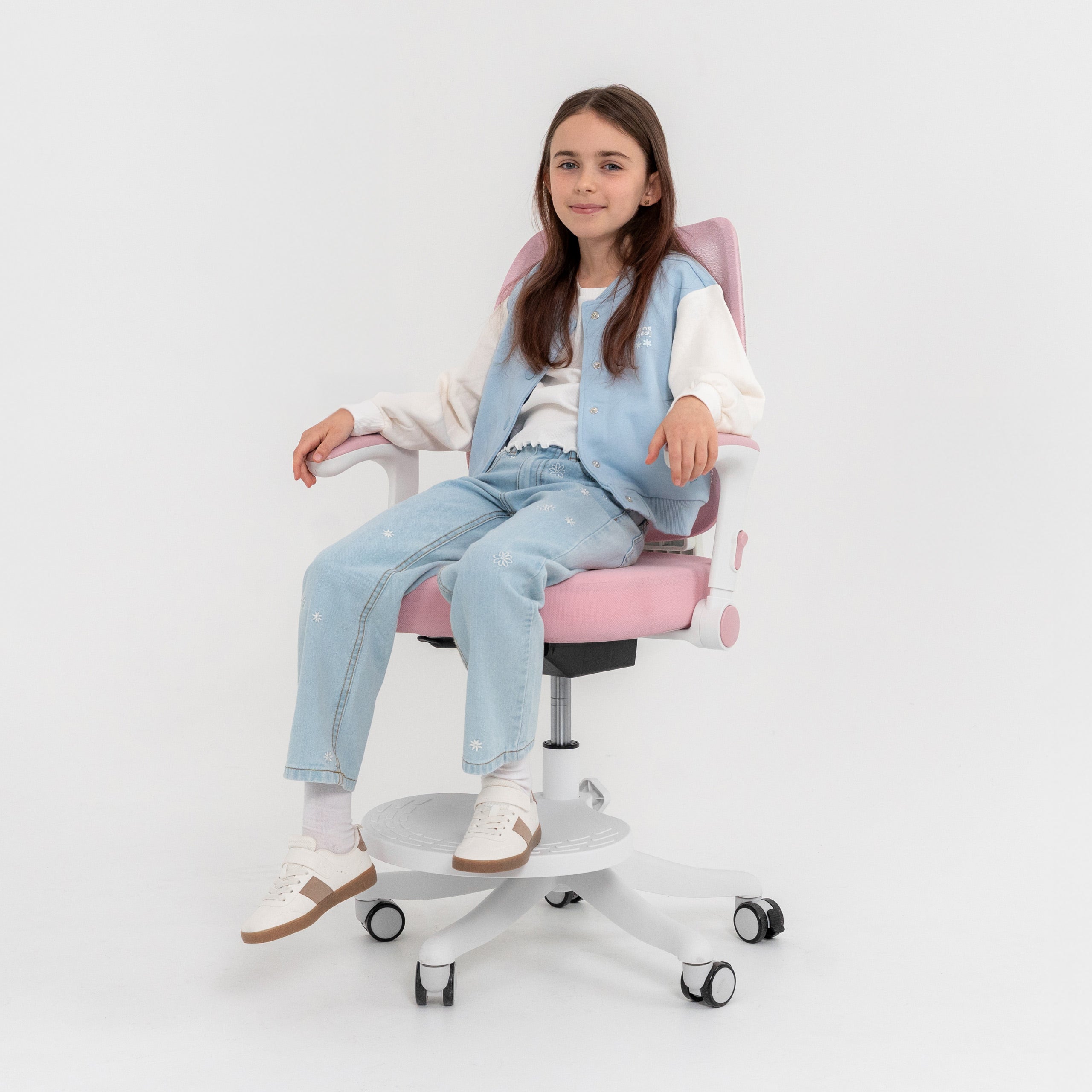 Scaun rotativ ergonomic pentru copii – confort și comoditate în timpul studiului