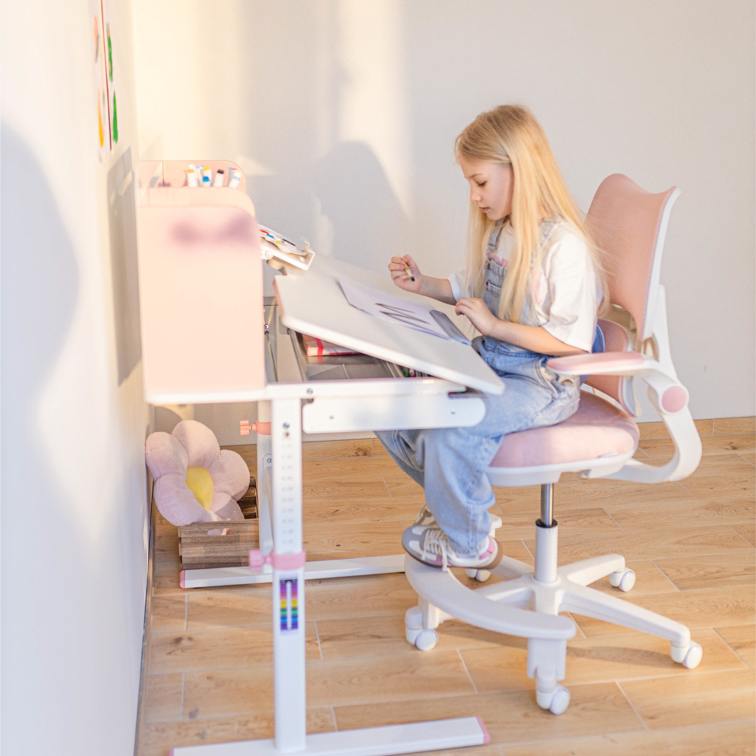 Scaun de birou pentru copii Mark Adler Junior 5.7 Pink